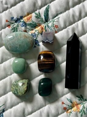 NWOT Set of 7 Crystal Collection, Tumbled & Palm Stones, Obsidian Tower & Cube